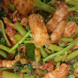 สามชั้นผัดพริกแกงผักบุ้งราดข้าว