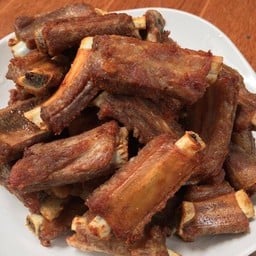 ซี่โครงหมูทอดกระเทียม (12ชิ้น)