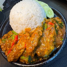 ข้าวผัดพริกแกงปลากระป๋อง