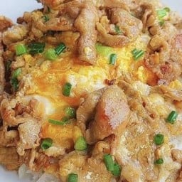 ข้าวไข่ขยี้หมูุกระเทียม