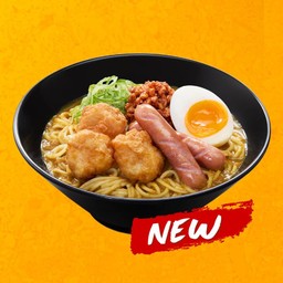 ราเมนแกงกะหรี่ไก่ทอดและไส้กรอกหมู