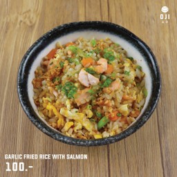 ข้าวผัดกระเทียมกับแซลมอน