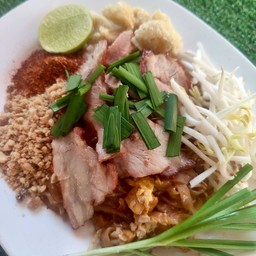 ผัดไทยหมูแดง