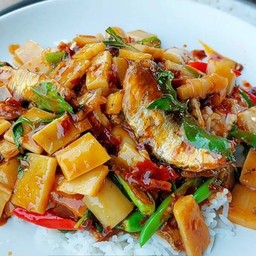 ผัดพริกเผาปลากระป๋องหน่อไม้สด+ไข่ดาว