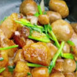 [อร่อยซ่ากับโค้ก] ผัดเห็ดฟางใส่หมูกรอบราดข้าว +  โค้ก ออริจินัล (ขวด)