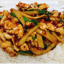 ข้าวกระเพราไก่หน่อไม้สด + ไข่ดาว