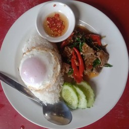 ข้าวราดกระเพราเนื้อไข่ดาาว