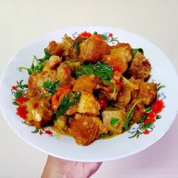 กระเพราหมูกรอบ(กับข้าว)