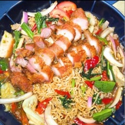 ยำมาม่า+หมูสามชั้นทอดน้ำปลา