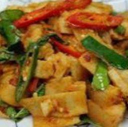 ผัดพริกแกงหน่อไม้ดองหมูกรอบ