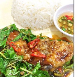 ผัดกระเพราปลากระพงราดข้าว