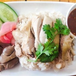 (ลูกหลาน) ข้าวมันไก่ ข้าวหมูอบ น้ำจิ้มรสเด็ด