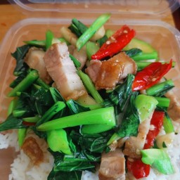 คะน้าหมูกรอบราดข้าวฉ่ำๆเมนูต้องจัด