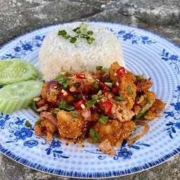 ข้าวยำอกไก่แซ่บ (ใส่กล่องแยกช่อง)