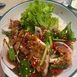 ยำหมูสามชั้นทอดน้ำปลา