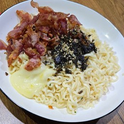 มาม่าโอเคคาโบ+ชีส+เบคอนกรอบ+สาหร่าย