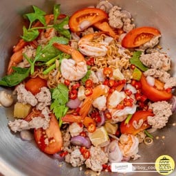 ยำมาม่ากุ้งหมูสับ