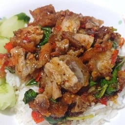 ข้าวผัดกระเพราพี่นิ่ม