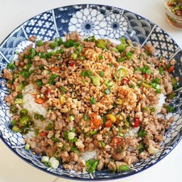 ข้าวหมูสับคั่วพริกเกลือ