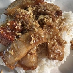 ข้าวหมูกรอบกระเทียมพริกไทย
