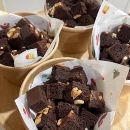 บราวนี่เนื้อหนึบหน้า พอดีคำ ใส่กล่องน่ารักน่าทานมาก