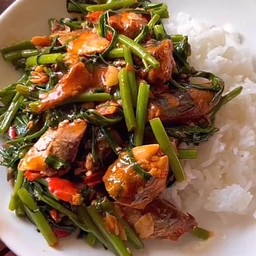 ข้าวปลากระป๋องผักบุ้งพริกตำ + ไข่ดาว