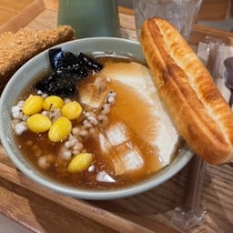 Beancurd + Toppings เต้าฮวยทรงเครื่อง