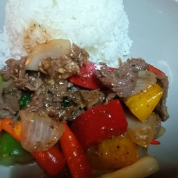 ข้าวราดเนื้อผัดพริกไทยดำ