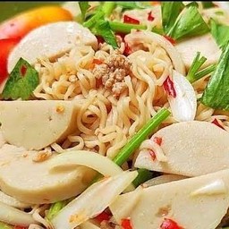 ยำมาม่าหมูสับหมุยอ