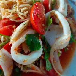 ยำมาม่าปลาหมึก หมูสับ