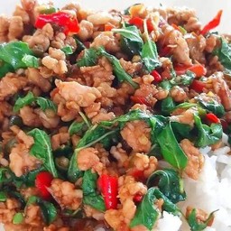 กระเพราหมูราดข้าว