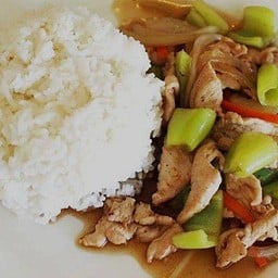 ผัดพริกอ่อนไก่ราดข้าว