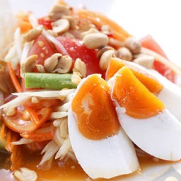ส้มตำไทยไข่เค็ม