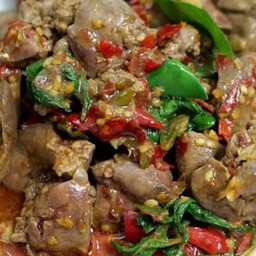 กะเพราเครื่องในไก่ราดข้าว