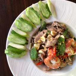 หมูกุ้งเนื้อคลุกน้ำยำรสจัดจ้าน
