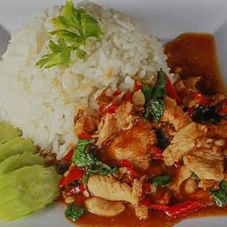 ผัดพริกแกงไก่ราดข้าว