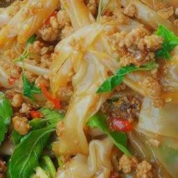 เส้นใหญ่ผัดกะเพราหมูสับ