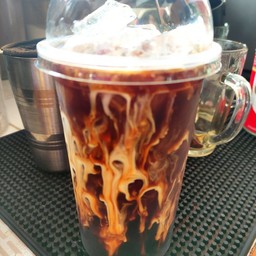 โอเลี้ยงราดด้วยนมข้นจืด