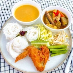 ขนมจีนน้ำยาใต้ by คุณคิม ศรีนครินทร์ 40 (ตรงข้ามซีคอน)