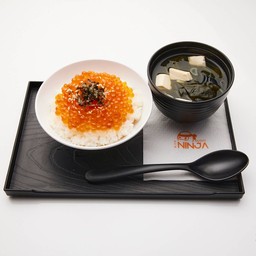 ข้าวหน้าไข่ปลาแซลมอน