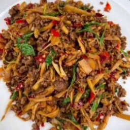 กะเพราเนื้อสับหน่อไม้ดองราดข้าว