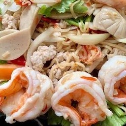 ยำมาม่ากุ้ง หมูยอ