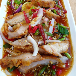 ยำคอหมูย่าง
