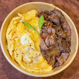ทรายกะเพราไก่เนื้อไข่ข้น