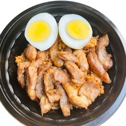 ข้าวคลุกน้ำพริกตาแดง หมูทอด ไข่ต้ม