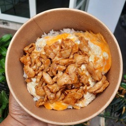 ข้าวไก่ชิ้นคั่วซอส