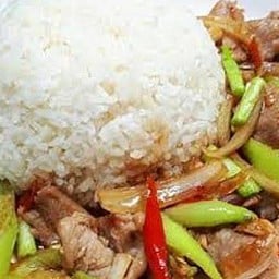 ผัดพริกอ่อนหมูราดข้าว