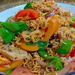 ยำมาม่าหมูยอหมูสับ