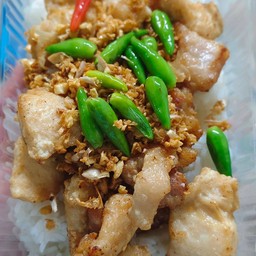 ข้าวหมูสามชั้น + ไก่ ทอดเทียมพริกขี้หนูสด