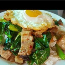 คะน้าหมูชิ้นราดข้าวไข่ดาว